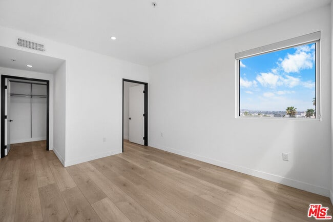 Building Photo - 957 Figueroa Terrace
