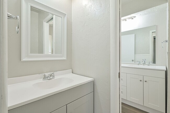 Building Photo - 1021 W Woodcrest Dr
