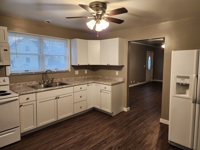 Building Photo - Fantastic single family home!