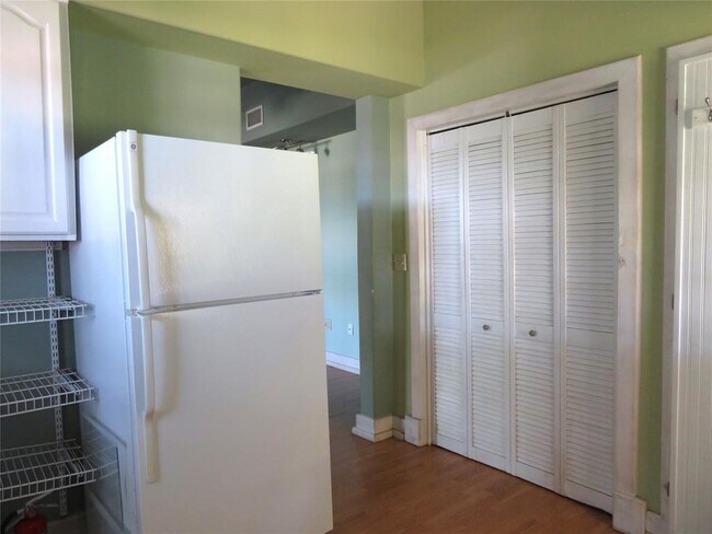 Building Photo - 302 S Washington St