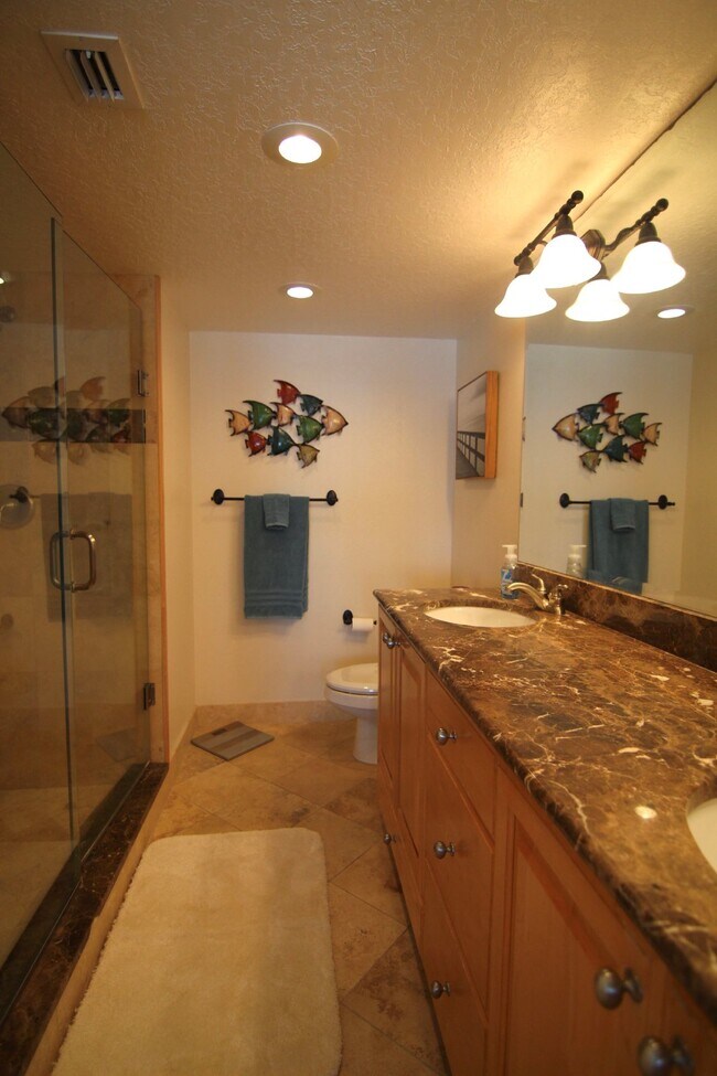 Building Photo - Gorgeous Furnished Direct Ocean Condo in Indialantic