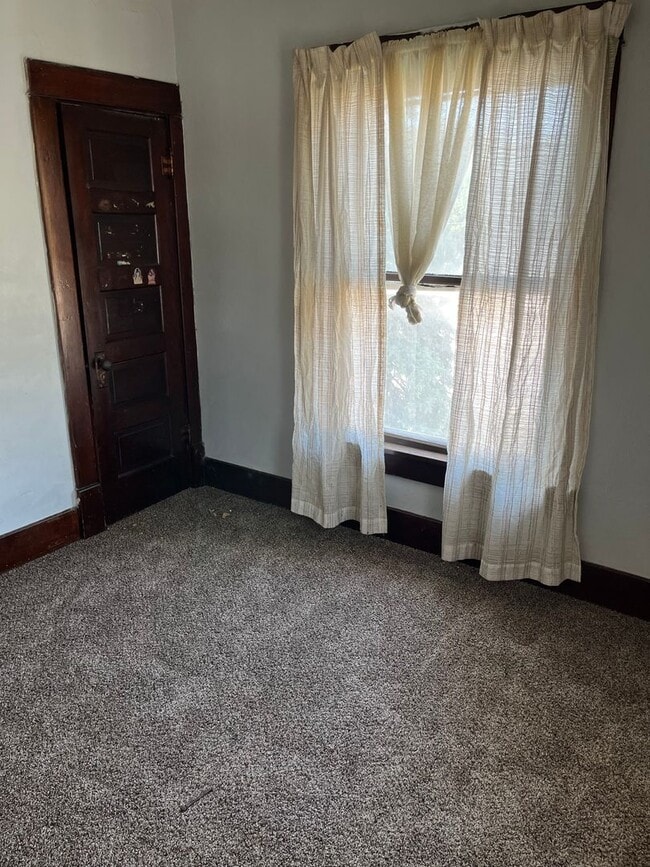 Building Photo - Spacious 3 bedroom $800 per month
