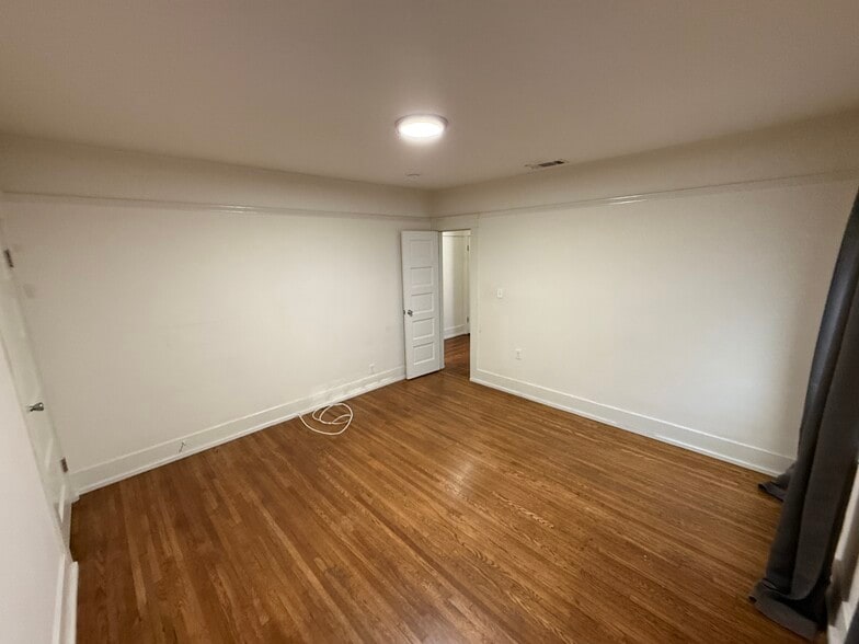 Building Photo - 1493 W 47th St