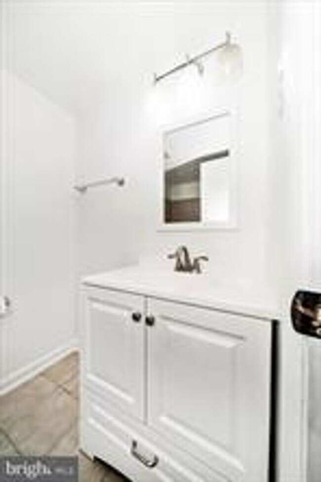 Building Photo - TOP FLOOR CONDO WITH QUIET VIEW