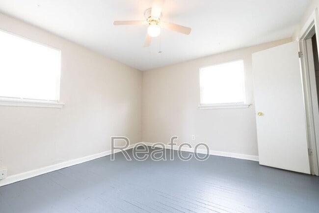 Building Photo - 2818 Vanderberg Ave