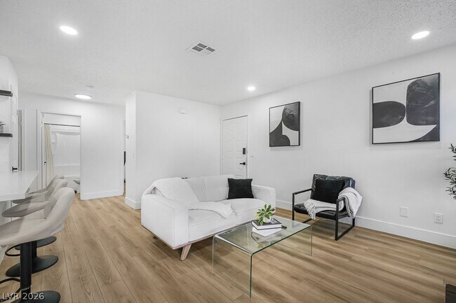 Building Photo - 5576 W Rochelle Ave.