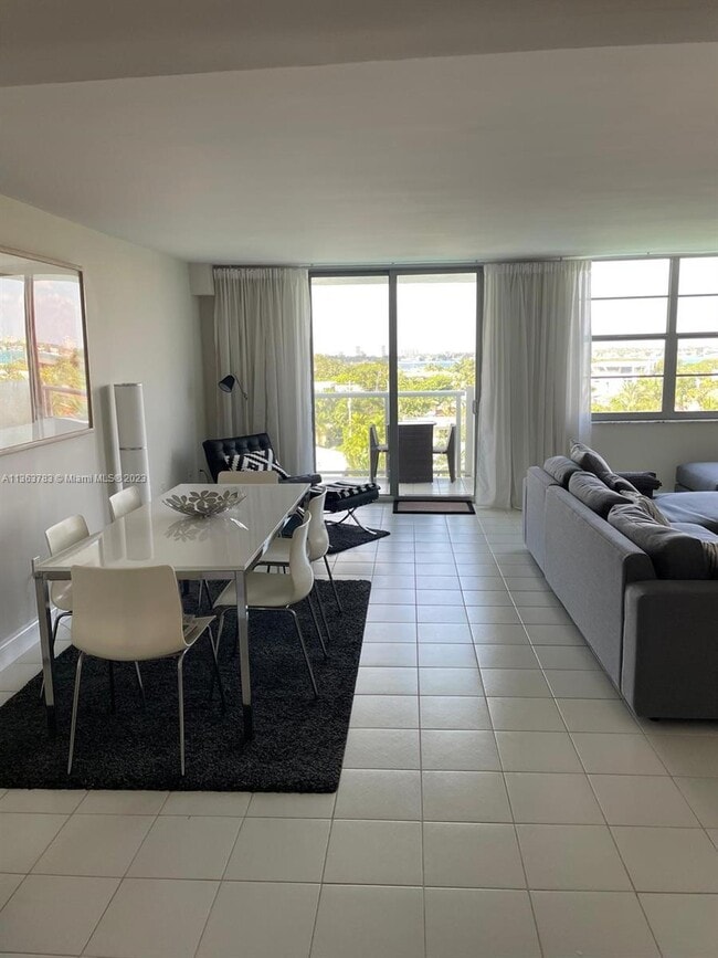 Building Photo - 10000 W Bay Harbor Dr