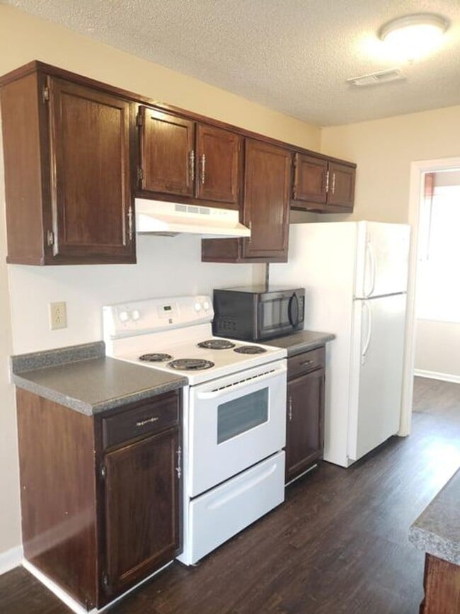 Building Photo - Cute, one story brick 3 Bedroom Brick Home