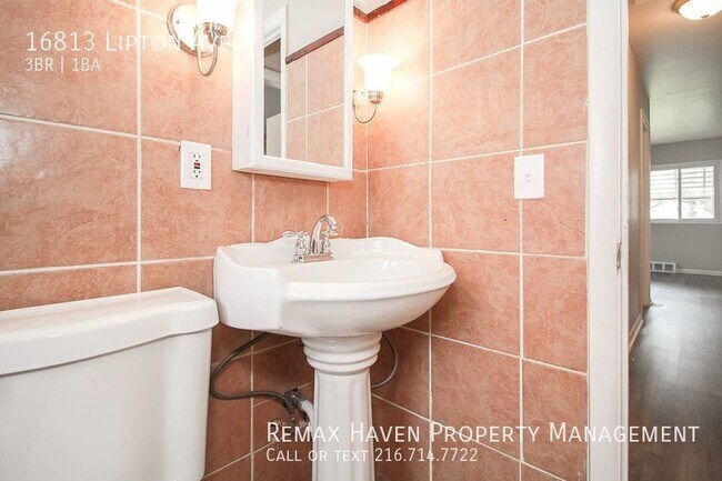 Building Photo - 16813 Lipton Ave, Cleveland - Charming 3 B...