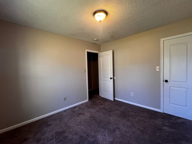 Building Photo - Charming 2 bedroom 2 bath home located in Jacksonville. This home is close to the area bases, sho...