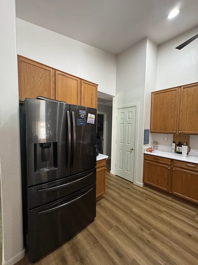 Building Photo - 8937 W Lone Cactus Dr