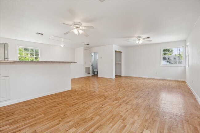 Building Photo - 208 E 12th St