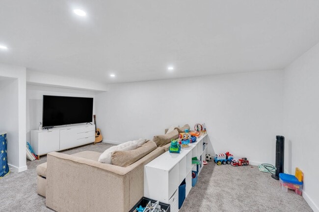 Building Photo - Lar-38 N Heading Row Saratoga Springs, UT 84043