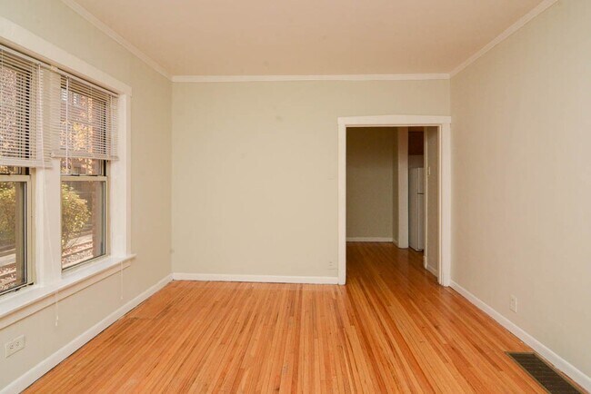 Building Photo - 629.5 W Barry Ave