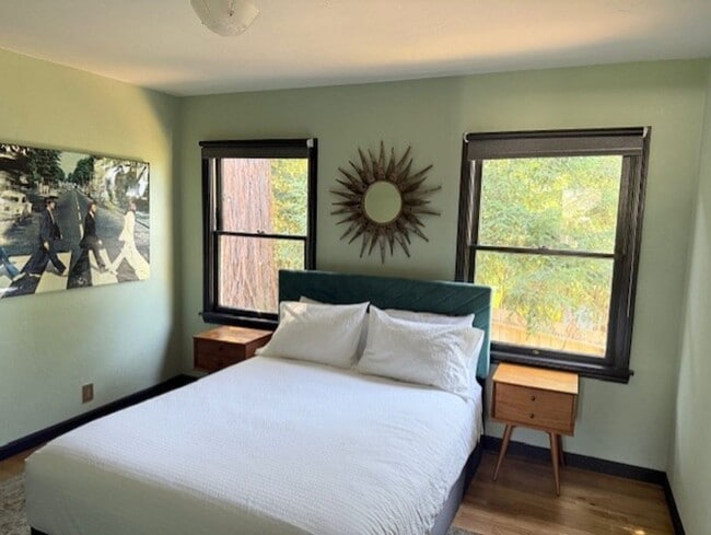 Building Photo - Furnished 3 Bedroom Downtown Home On Corne...