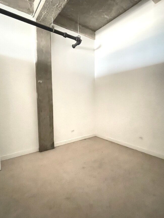 Building Photo - 320 E 21st St