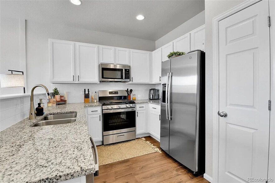 Building Photo - 6459 N Dunkirk St