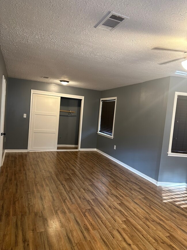 Building Photo - 221 Belaire Dr