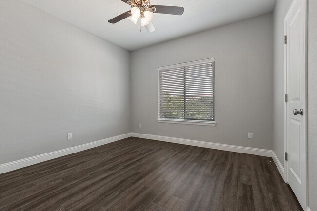 Building Photo - * MOVE IN SUMMER 6/22/2026* 6 Bed 4 Bath H...