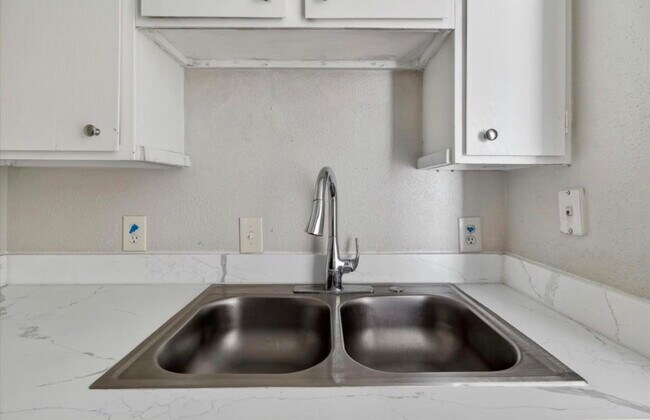 Building Photo - 12500 Sandpiper Dr