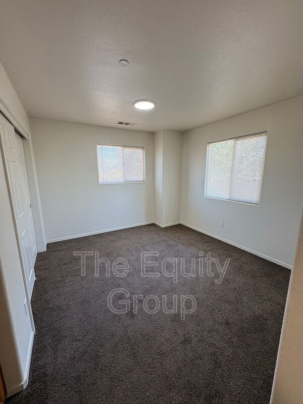 Building Photo - 2106 W Lark Ave