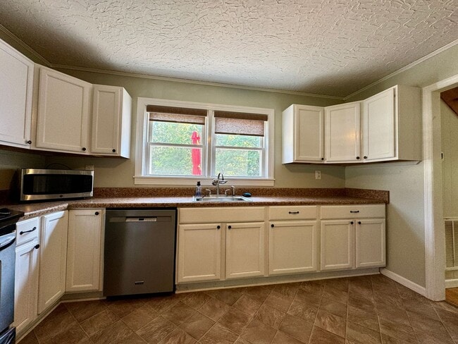 Building Photo - Quaint Country Cottage On Large Lot Near Downtown Blacksburg