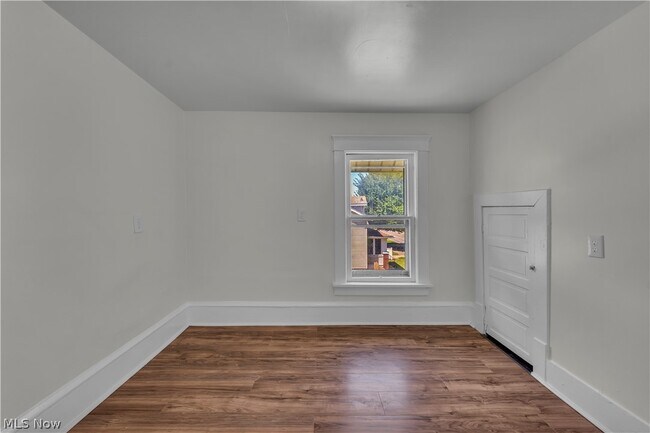 Building Photo - 1296 W Wilbeth Rd