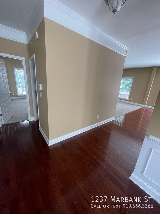 Building Photo - 1237 Marbank St