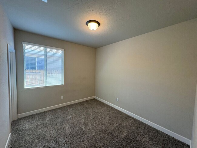 Building Photo - Lovely SE Tulare available now!