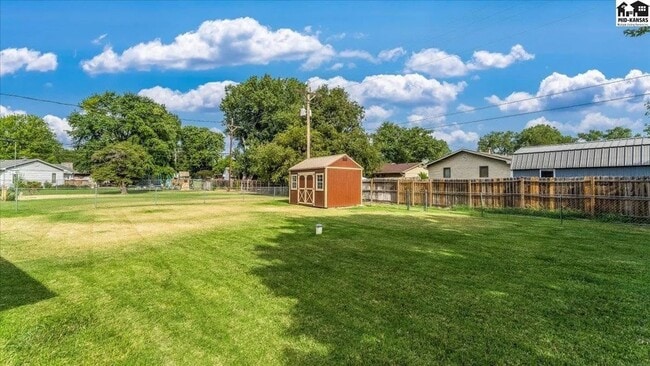 Building Photo - 3 bedroom, 1.5 bath, 2 car garage - Great ...