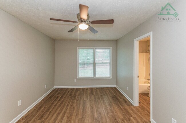 Building Photo - Recently updated 3 bedroom home with a fenced backyard!