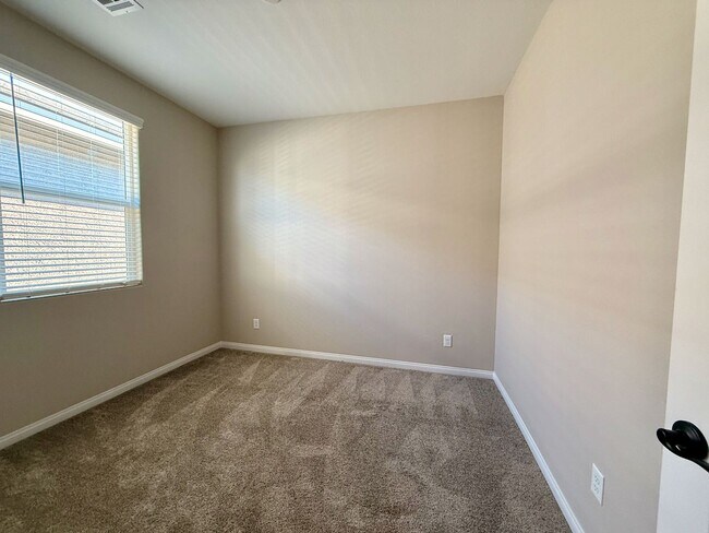 Building Photo - 3 BED 2.5 BATH 2 CAR GARAGE MODERN TOWNHOM...
