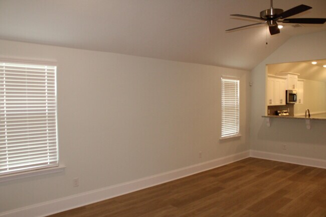 Building Photo - 921 Holbrook Dr