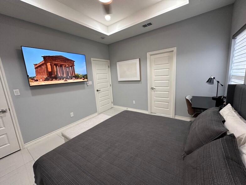 Building Photo - 2417 Indian Creek Ave