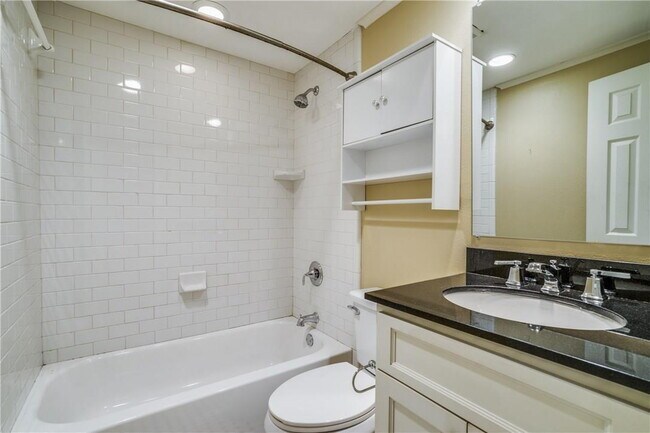 Building Photo - Spacious 5 Bedroom Home Near TCU Available 6/15/26