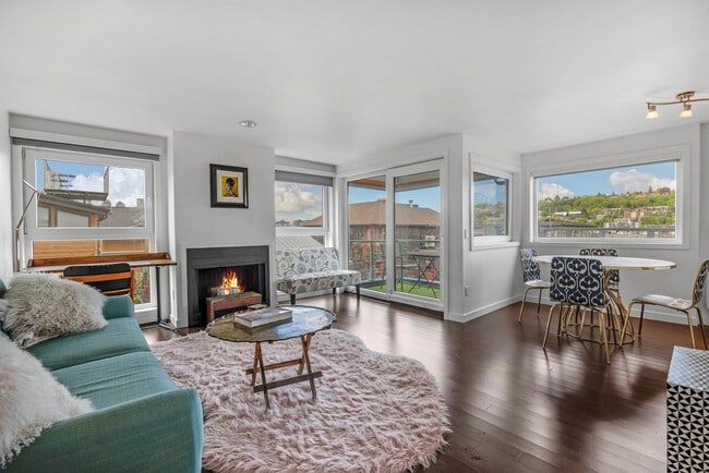 Building Photo - 2 bed 1.5 bath houseboat on Lake Union