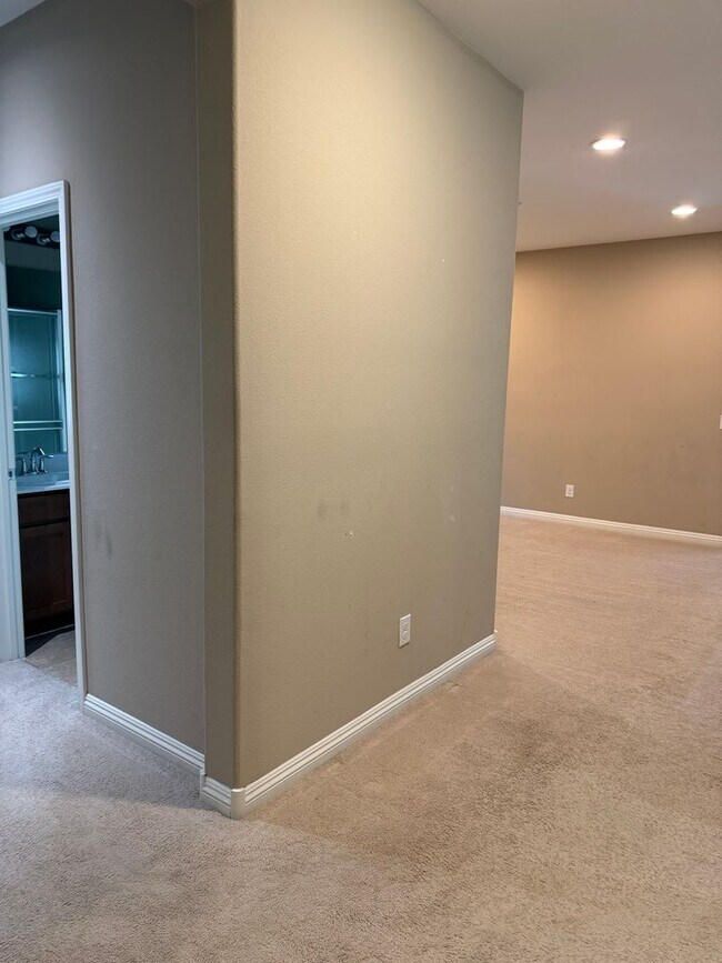 Building Photo - 4bedroom 3 bath 3 car garage