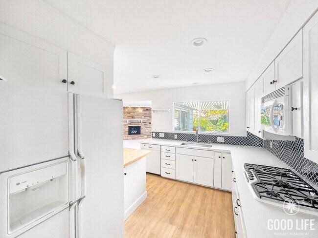 Building Photo - Beautiful 3BD/2BA W/ Private Pool, Garage, and A/C in Ocean Beach!