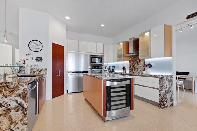 Building Photo - 926 Marina Dr