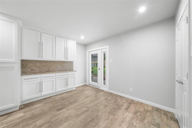 Building Photo - 6014 E University Blvd