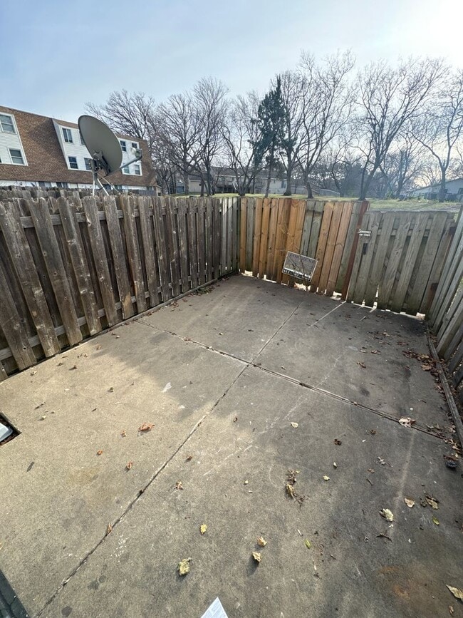 Building Photo - Available January 1st! Spacious 3 Bedroom ...