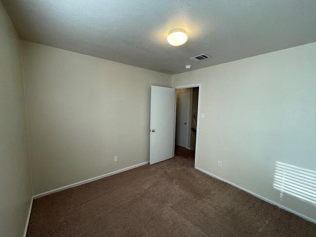 Building Photo - 1033 Christopher Ave