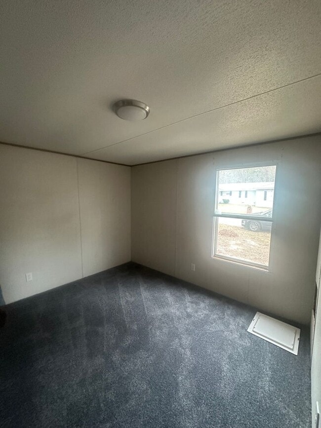 Building Photo - 3 Bed/2 Bath Mobile Home