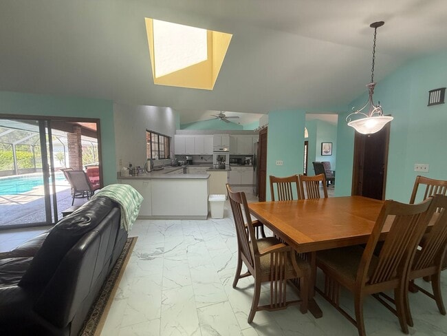 Building Photo - Beautiful 3 bedroom 2.5 bathroom pool home