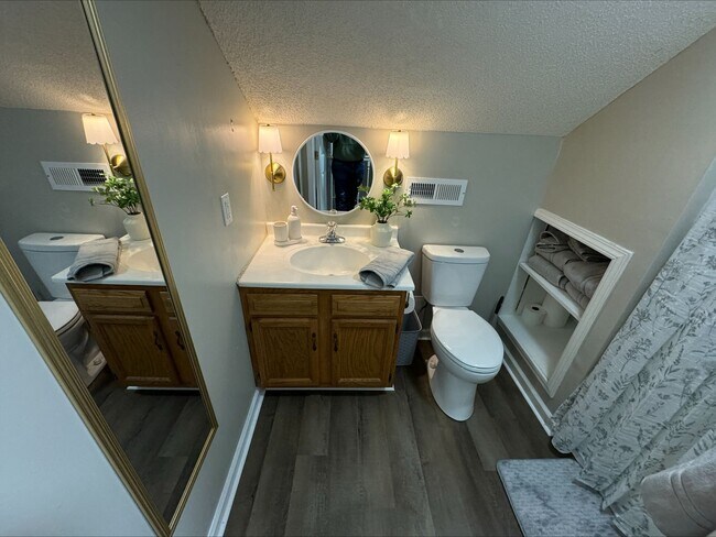 Building Photo - 913 Bagwell Dr