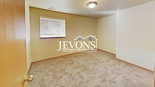 Building Photo - Charming home just steps from transit, par...
