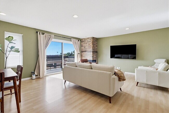 Building Photo - Welcome to this beautiful 1,042 sq. ft. condo offering modern comfort in a prime location!