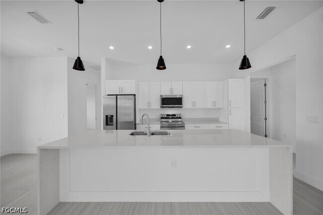 Building Photo - 3543 NE 14th Pl