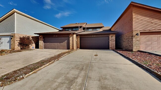 Building Photo - Spacious Townhouse 3 Bedroom 2 Bathroom with Bonus Room