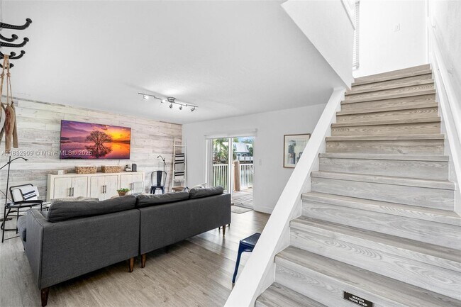 Building Photo - 1370 NE 40th Dr